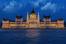 Load image into Gallery viewer, From Bubbling Baths to Mighty Fortresses: A Comprehensive 10-Day Guide to Hungary
