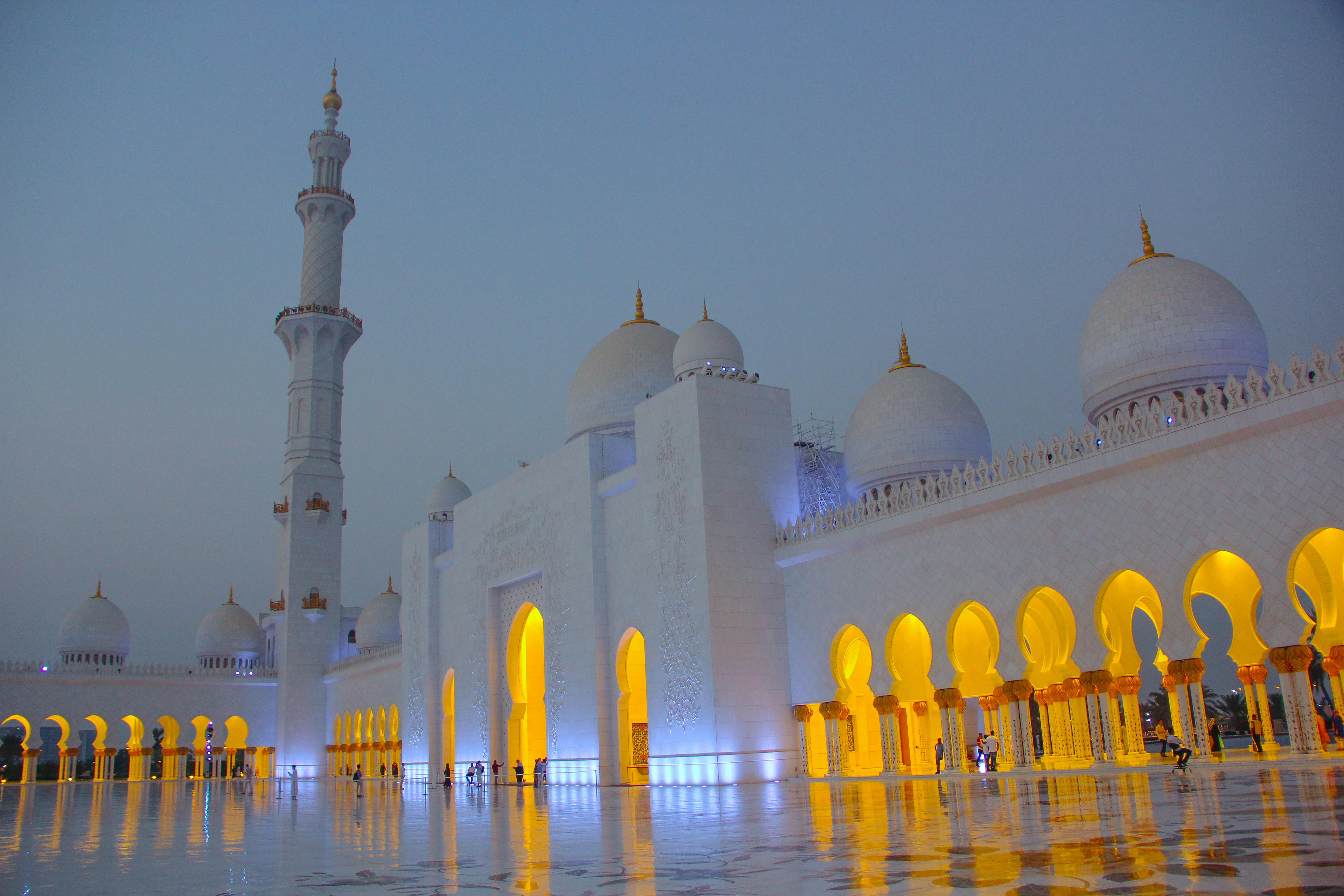 Emirati Essence - Luxury, Heritage, and Desert Dreams in the UAE